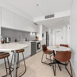 Central Cbd 2Br With Breathtaking Views, Pool & Gym