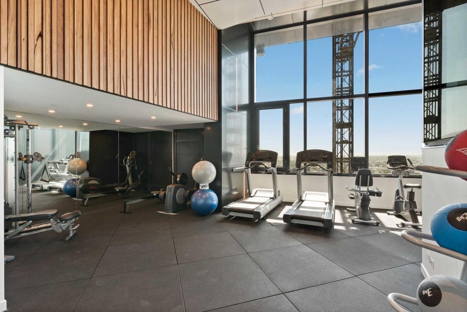 Cbd 2br With Breathtaking Views, Pool & Gym Apartment *